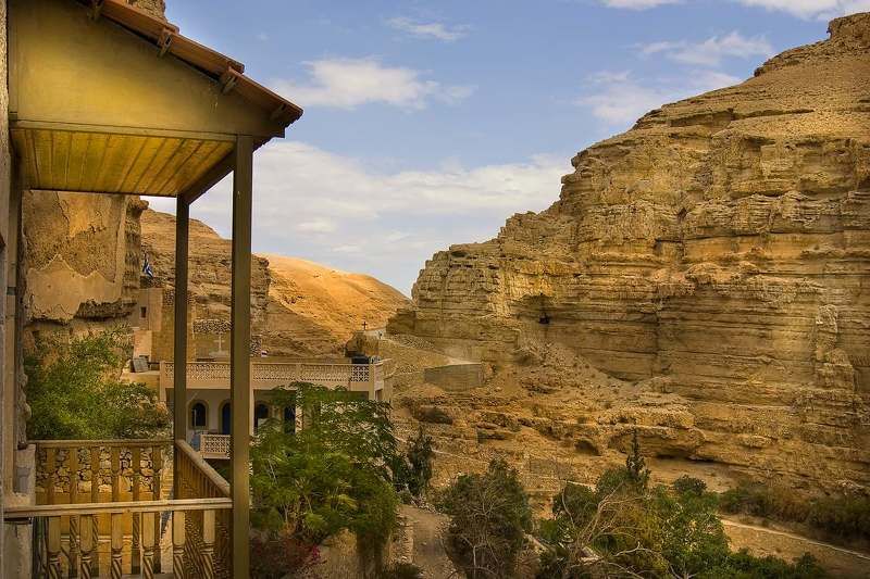 Город в горах фото превью