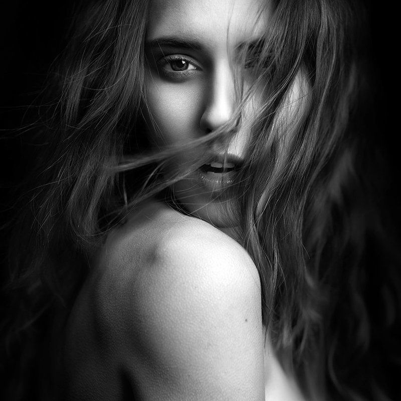 portrait, woman, model, studio, hair, wind, cold  фото превью