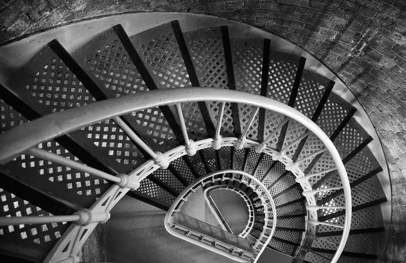 Вверх по лестнице, ведущей вниз. фото превью