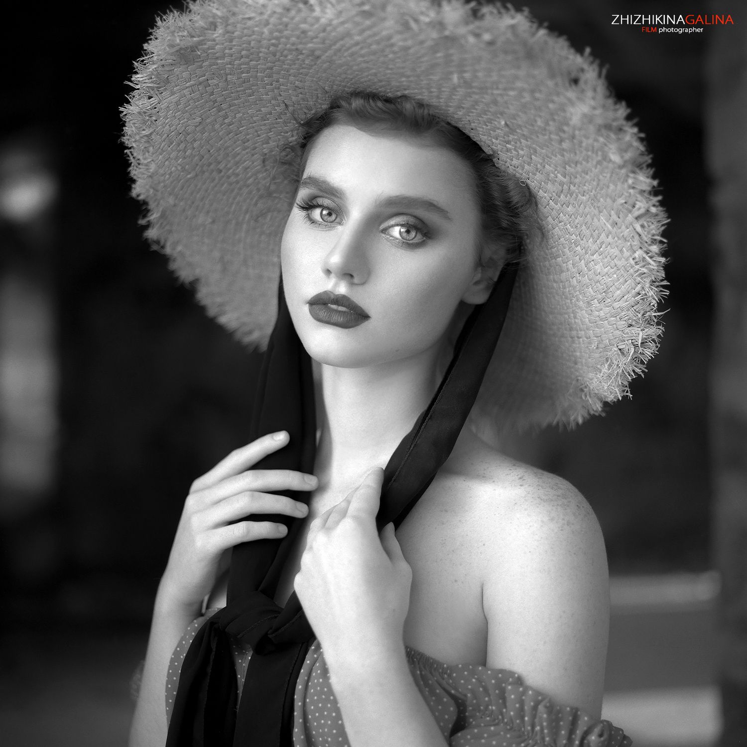портрет, девушка, лицо, шляпа, руки, прикосновение, чб, черно-белое, фотография, фотограф, москва, bw, black and white, portrait, face, girl, Галина Жижикина
