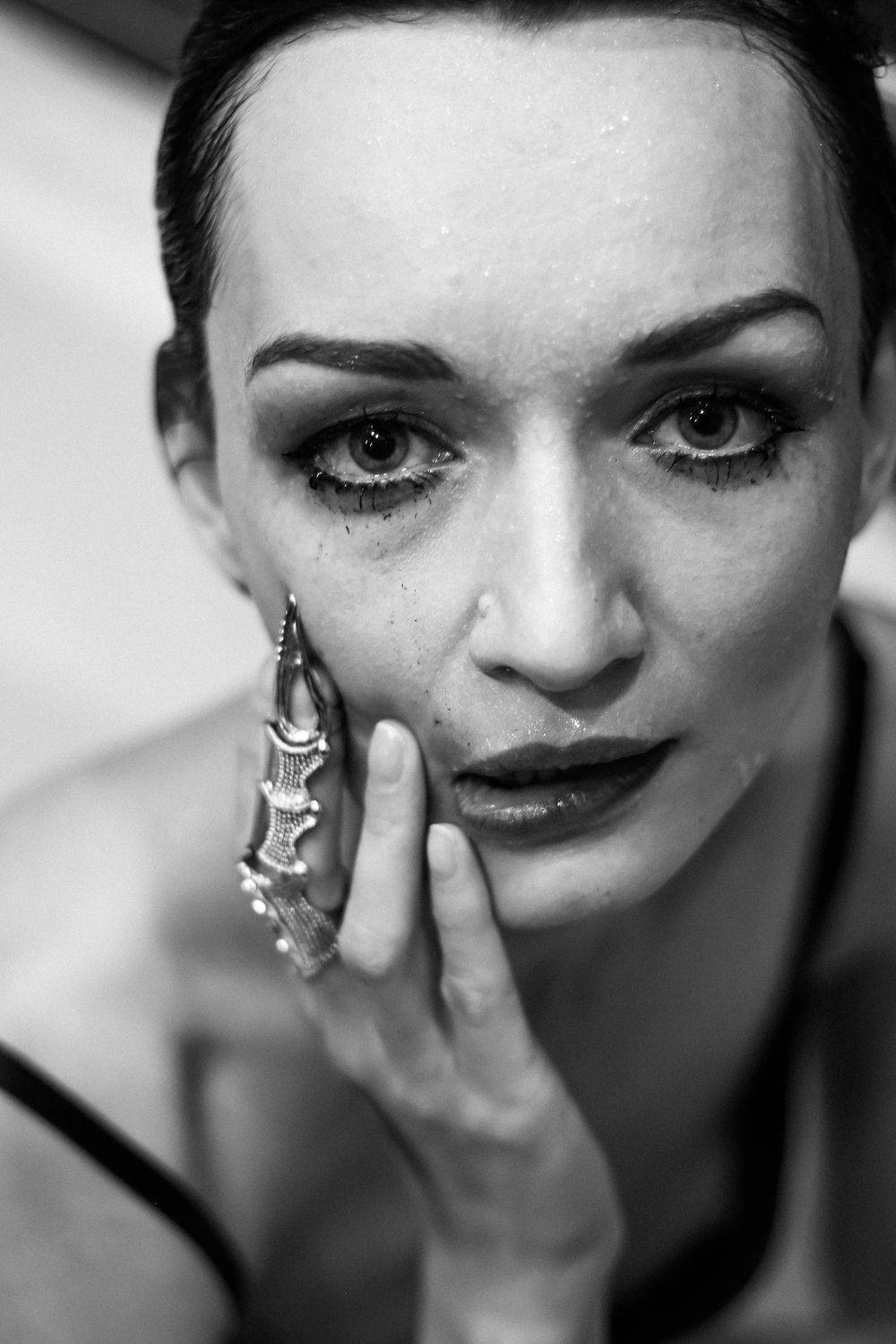 взгляд, глаза, капли воды, мокрая, в ванной,черно-белое, Елена Казак