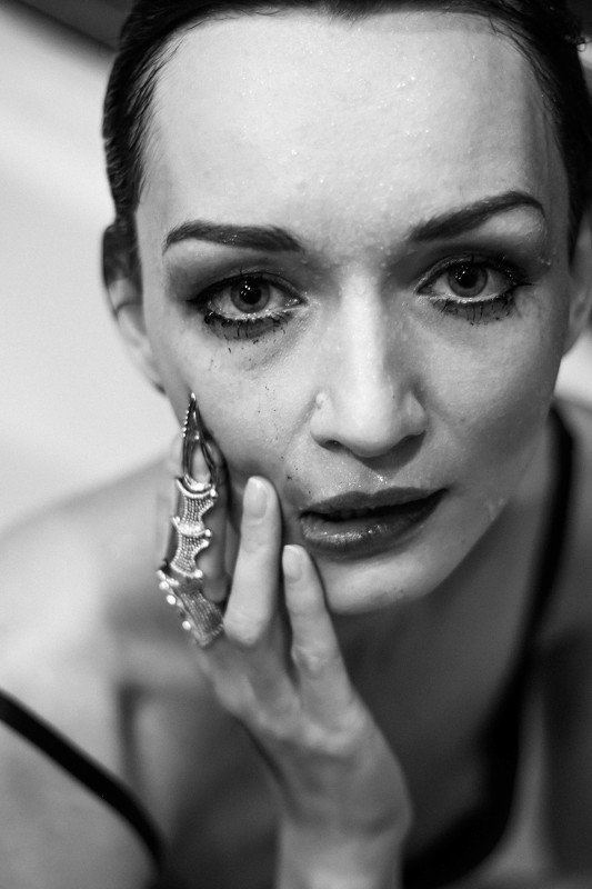 взгляд, глаза, капли воды, мокрая, в ванной,черно-белое Капли воды на лице фото превью