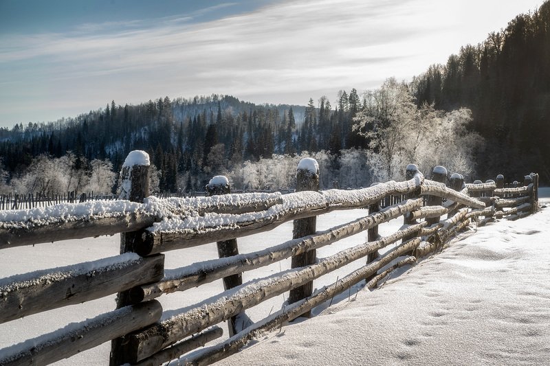 пейзаж,зима,снег,мороз,изгородь,иней,горы Морозный день. фото превью
