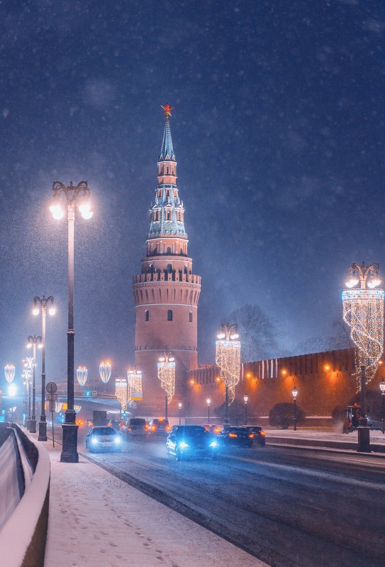 ночь, вечер, архитектура, город, москва, дорога, машина, транпорт, огни, фонарь, иллюминация, moscow, winter, snow, road Снежный вечер фото превью