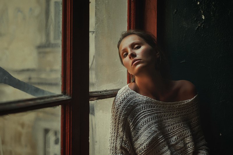 Портрет в старой парадной фото превью