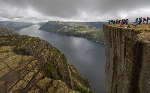 Постою на краю. Утёс Прекестулен. Норвегия.