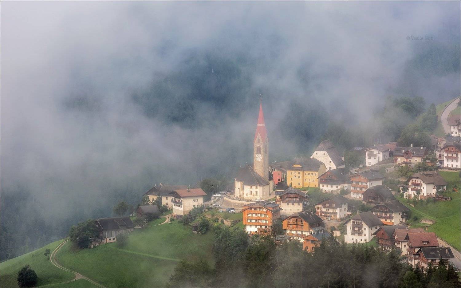 доломитовые альпы,pieve-di-marebbe,деревня,val-pusteria,лето,италия,туман,alps,morning,colors,fog, Василий Гори