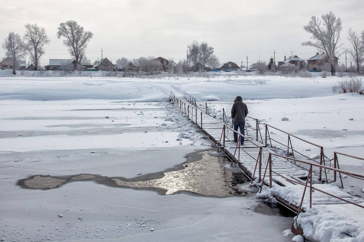 пейзаж, зима, река,мостик,полынья,деревня,снег, человек, Тамара Андреева