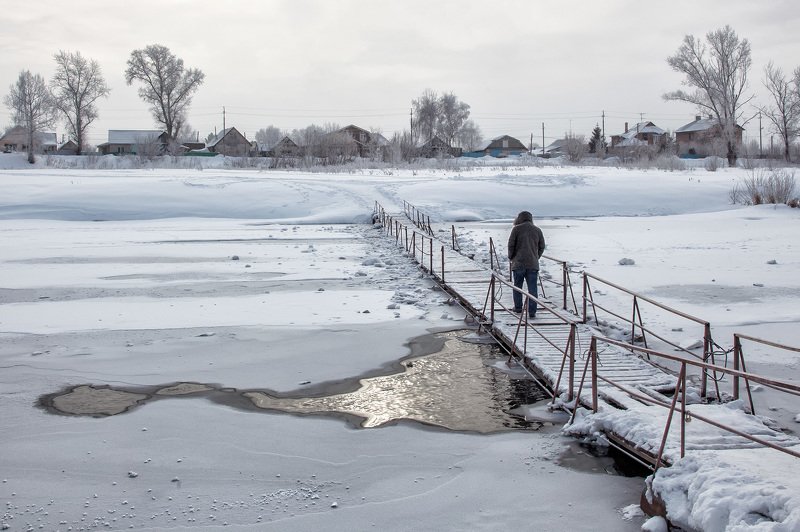 пейзаж, зима, река,мостик,полынья,деревня,снег, человек Морозно фото превью