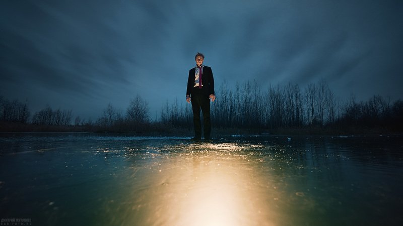 Подо льдом фото превью