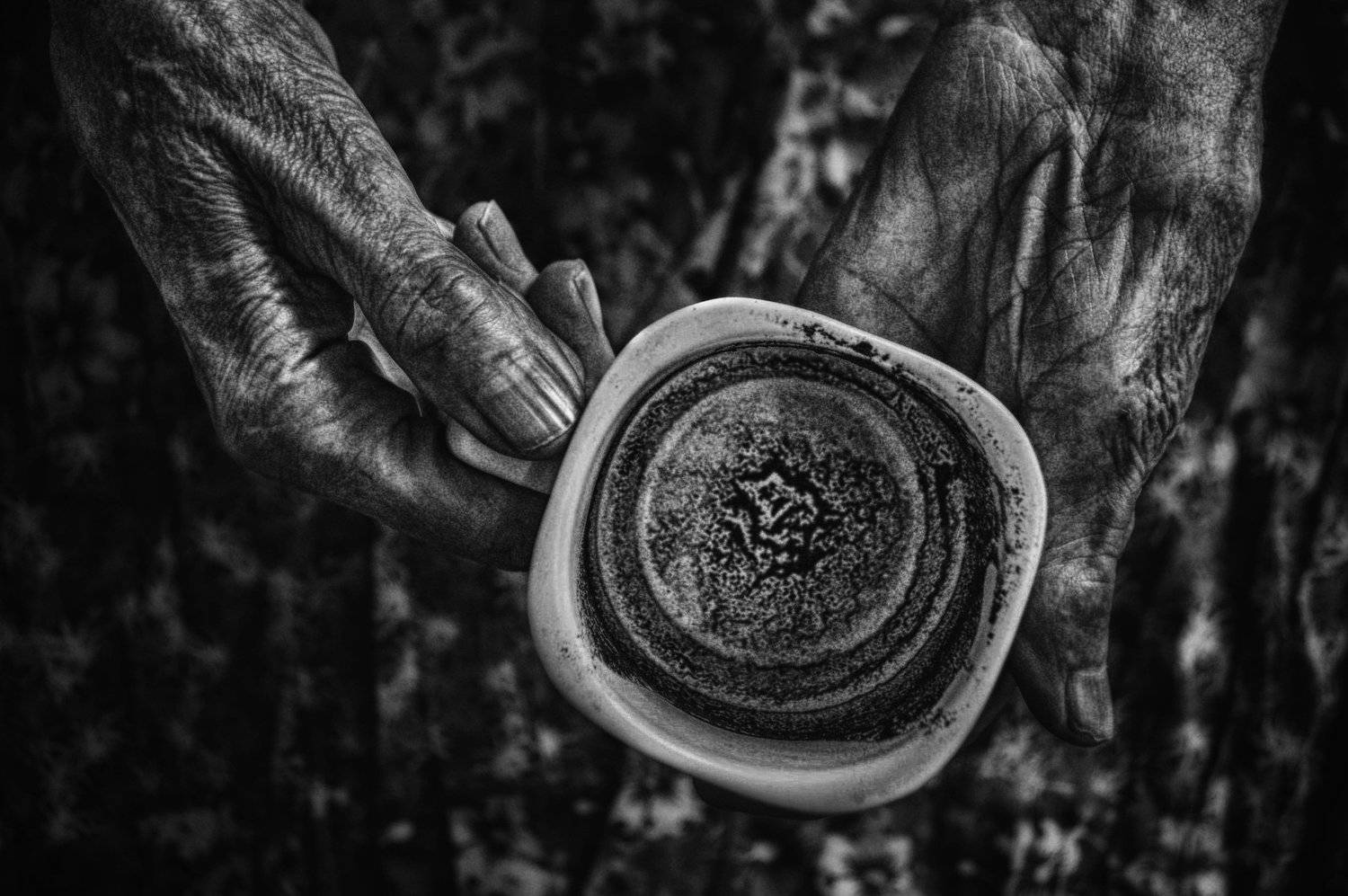 conceptual, black and white, hands, coffee, life, old age,,концептуально, черно-белое, руки, кофе, жизнь, старость,, Teodora Sarbinska