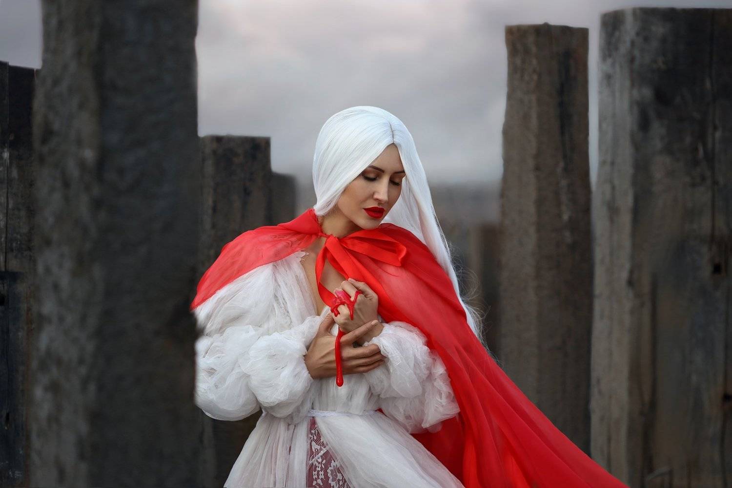 белый, красный, красный с белым, сваи, блондинка, белые волосы, красный плащ, Ирина Голубятникова