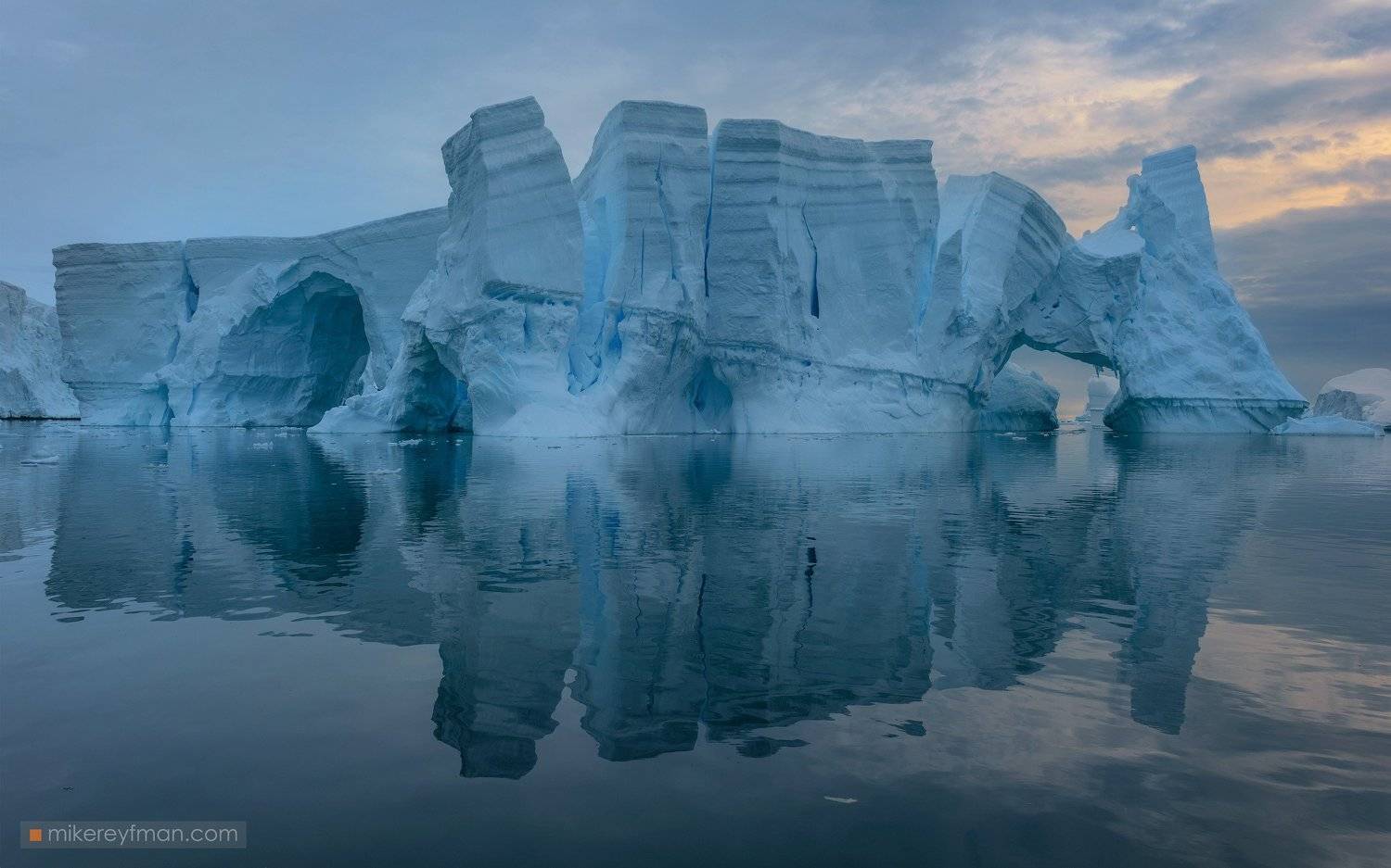iceberg, gentoo, penguin, chinstrap, dramatic-sky, polar climate, antarctic, antarctica, cold, romantic, extreme, Майк Рейфман
