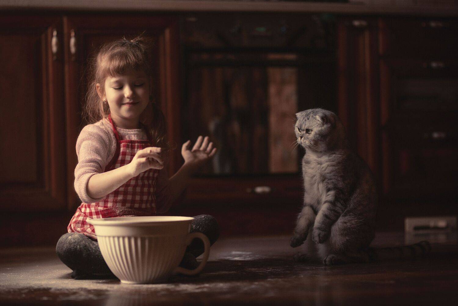 девочка кот  друзья  детство вечер дом уют кухня тесто готовка поварята радость  дружба, Марина Еленчук