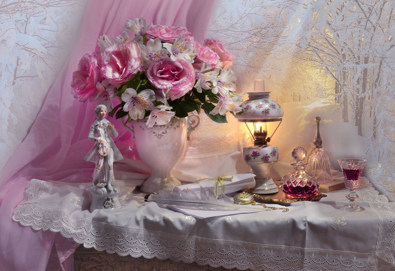 still lif,  натюрморт,  фото натюрморт,зима, январь,розы,альстромерия, цветы,фарфор, статуэтка, скрипач, керосиновая лампа, хрусталь, колокольчик, перо, часы, стихи, Колова Валентина