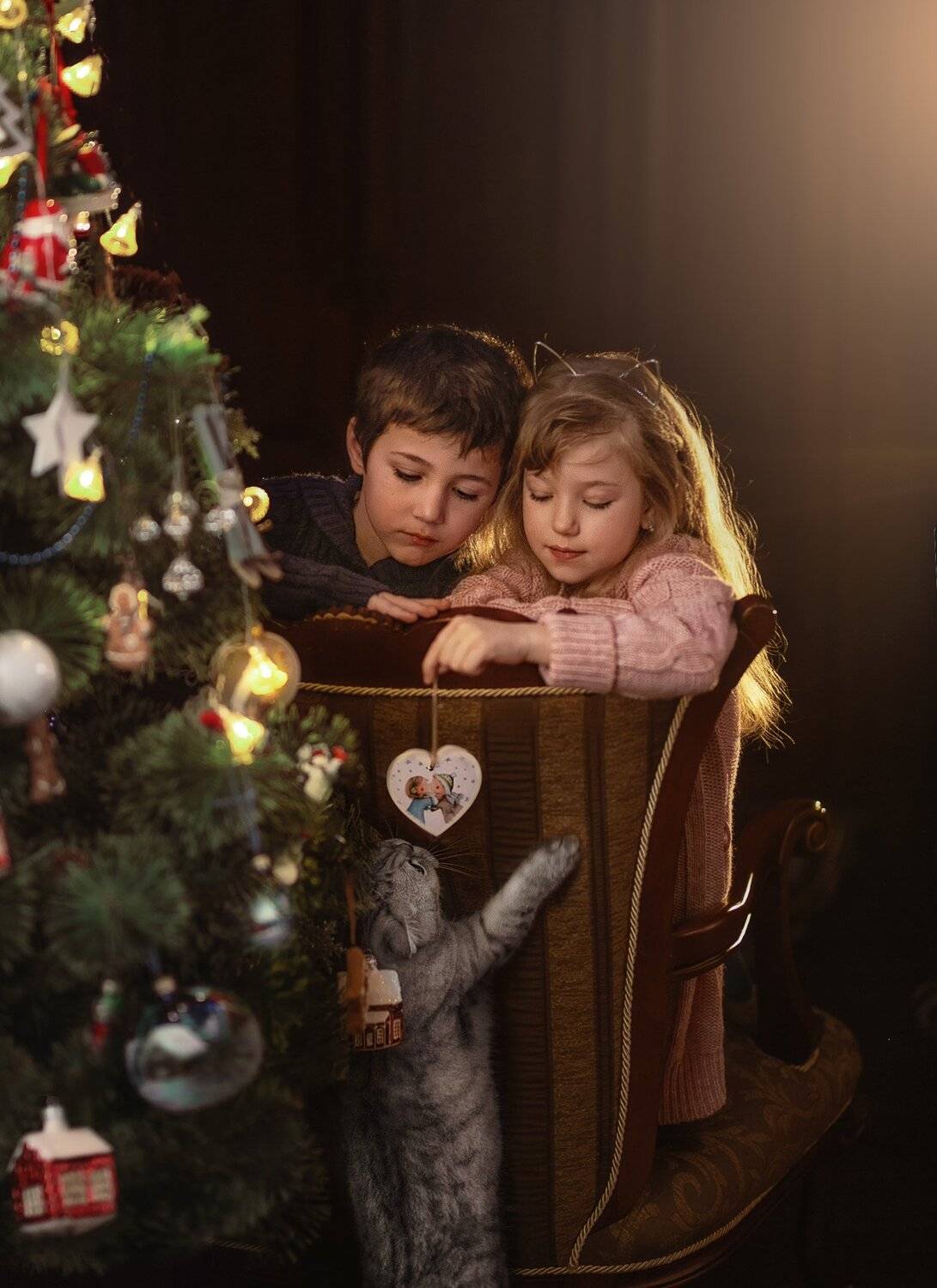 девочка кот  друзья  детство вечер дом уют   дружба  елка дети рождество, Марина Еленчук