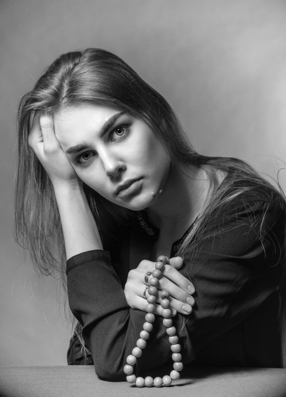 Девушка с четками фото превью