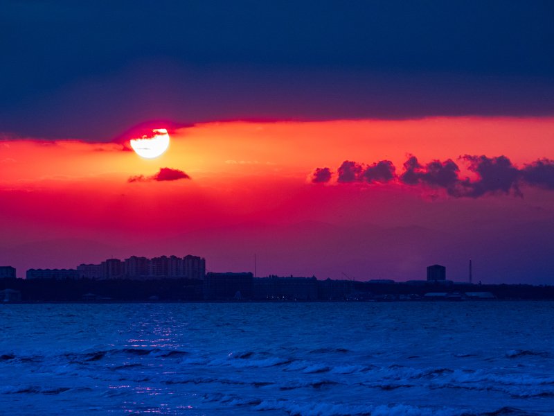 Red and blue фото превью