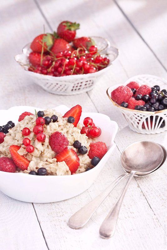 Овсяная каша с ягодами фото превью