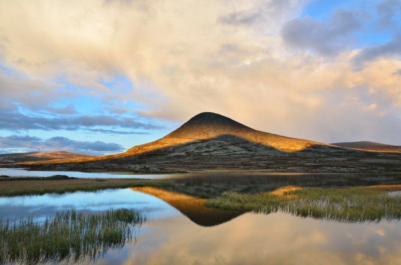 Гора Муен в вечернем свете фото превью