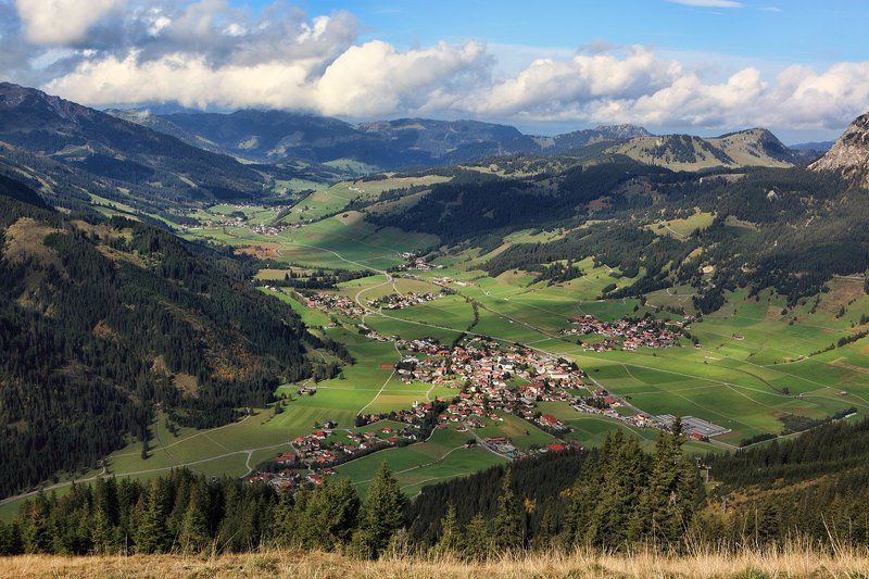 австрия, альпы среди гор, под облаками фото превью