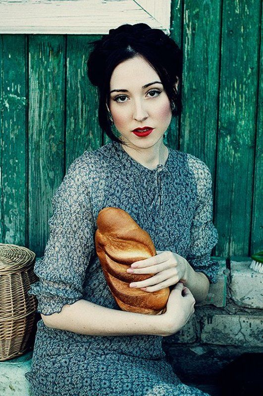 портрет, батон, деревня, гламур Портрет с батоном фото превью