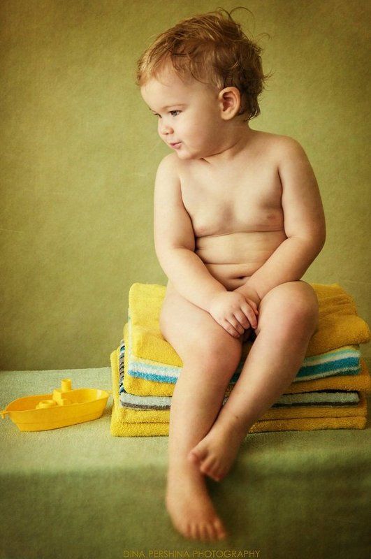 Мальчик с корабликом... фото превью