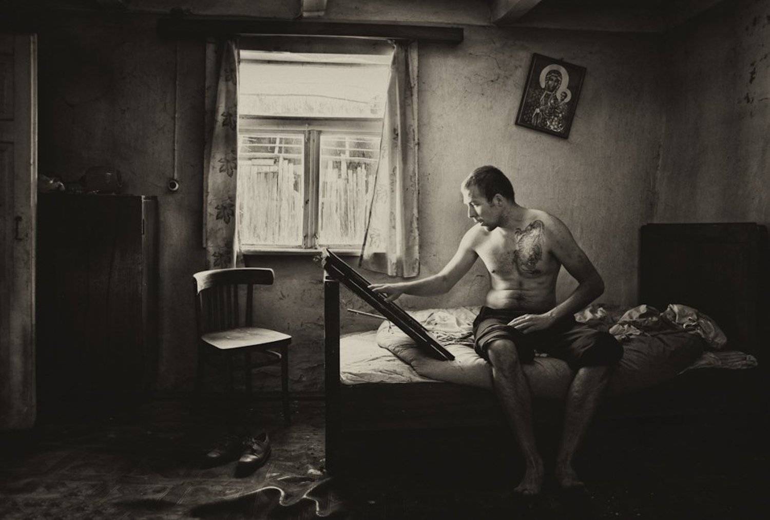 godly, poor, window, okno, biedak, krzesło, chair, bed, image, god, Rafał Kurs