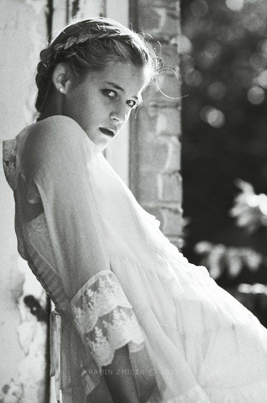 фото, портрет, девушка, осень, взгляд, чб GALIN фото превью