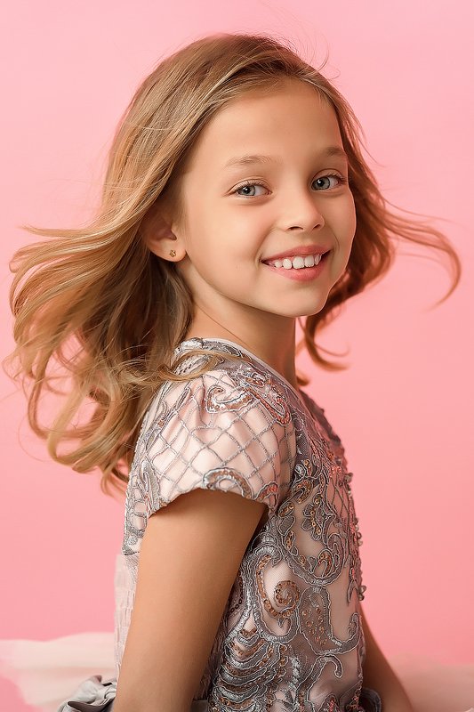 дети портрет блондинка зеленые глаза Анечка фото превью