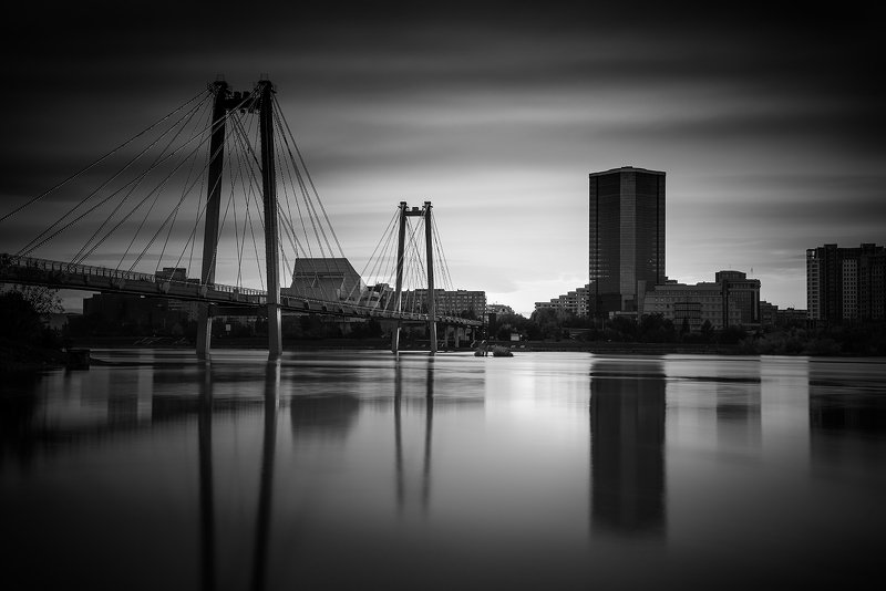 пейзаж, природа, город, архитектура, красноярск, енисей, сибирь, мост, вантовый, подсветка, берег, набережная, свет, отражения, река, закат, большой, высокий, небоскреб, чб, черно-белое Город погружается в ночь фото превью