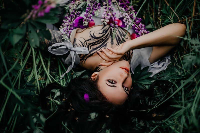 фотограф москва девушка модель студия свет фотография тело красота canon позирование грамур портрет стиль В люпинах фото превью