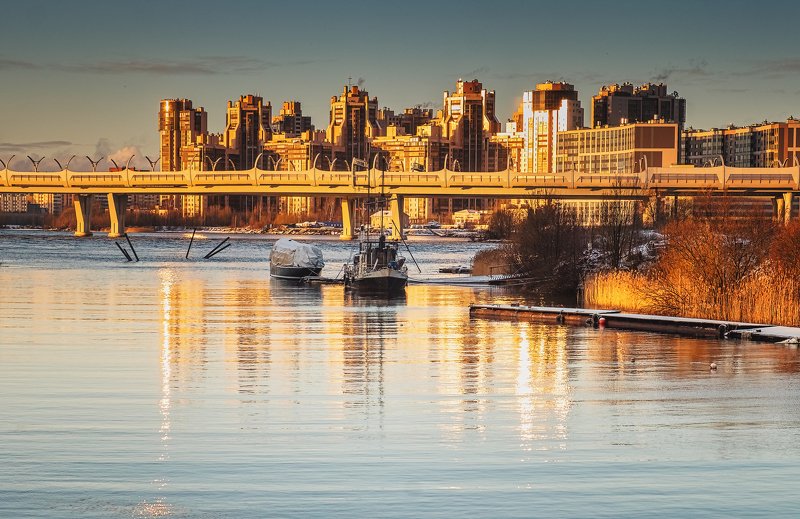 город, река, закат, кораблик, лодка, закат, солнце Город золотой фото превью