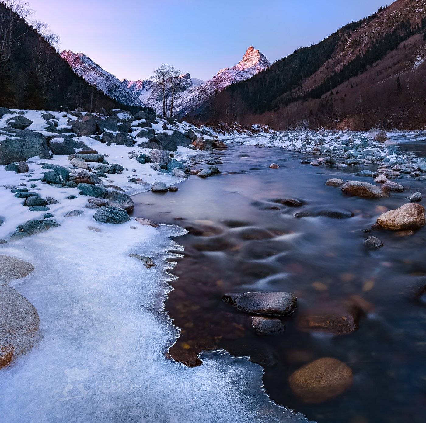 горы, кавказ, домбай, рассвет, зима, заря, небо, розовый, путешествие, белалакая, вершина, курорт, река, аманауз, течение, лёд, кромка, камни, русло,, Лашков Фёдор