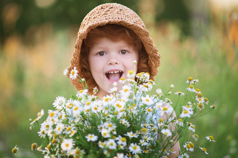Девочка ребенок портрет ромашки лето Маруся фото превью