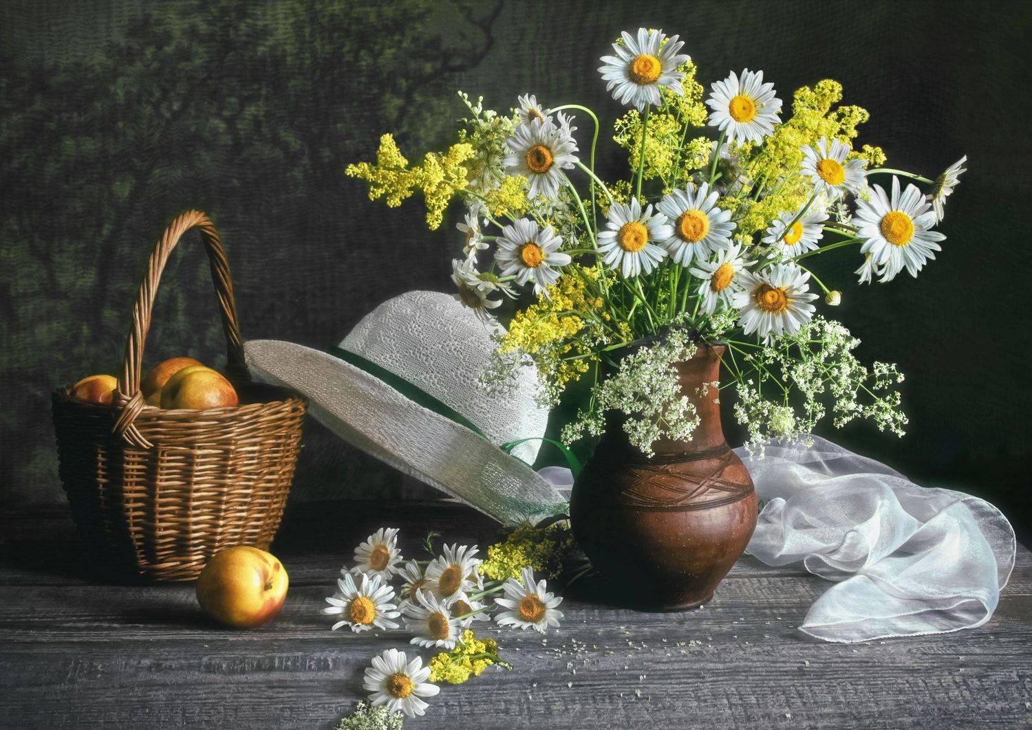 натюрморт, лето, цветы, букет, ромашки, кринка, шляпа, корзинка, яблоки, Вера Лопатина