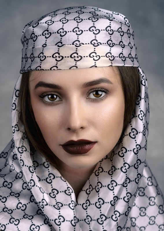 В платке фото превью