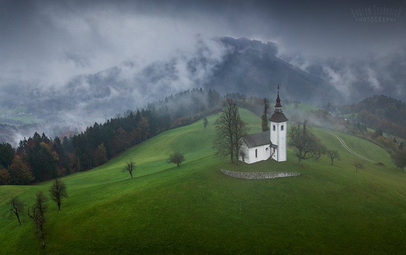 словения, slovenia Словенские церквушки в хмурую погоду фото превью