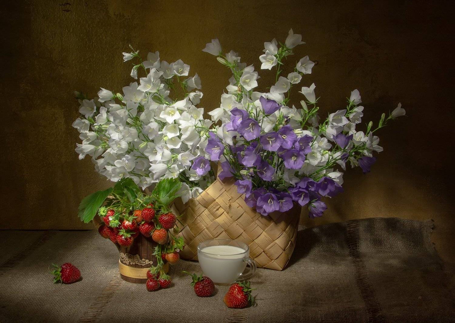 натюрморт, колокольчики, клубника, Татьяна Феденкова