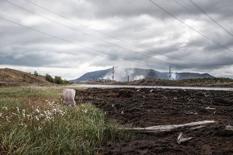 пейзаж, ню, голый, торс, завод, трубы, загрязнение, грязь, земля, трава Адам 2.0 фото превью