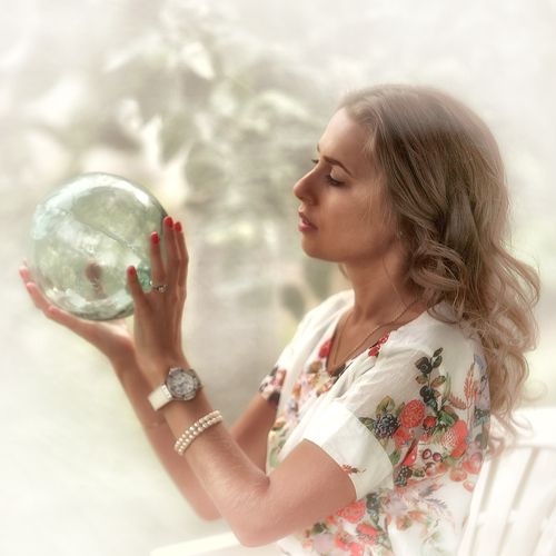 Девушка с шаром