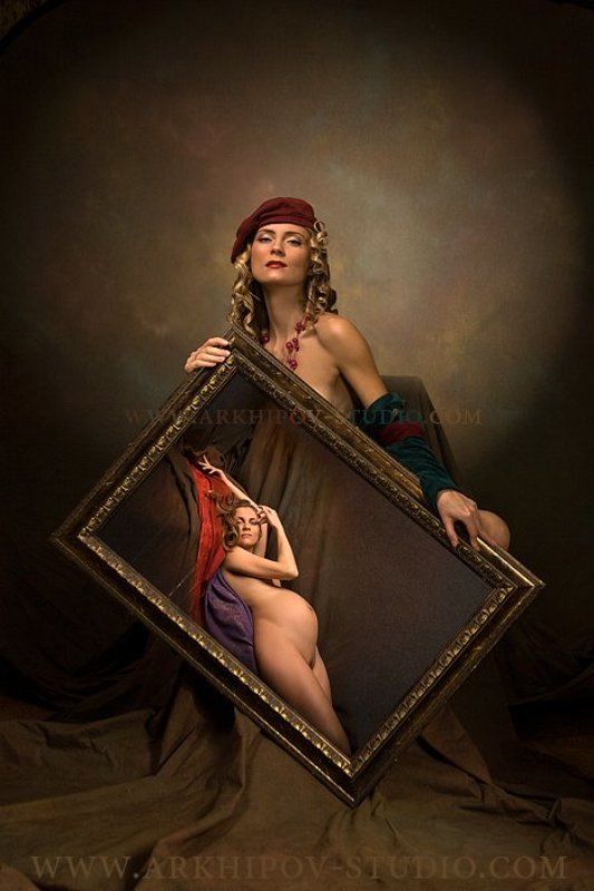 Девушка с портретом фото превью