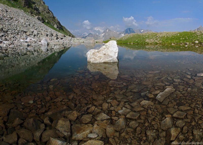 Озеро и камень фото превью