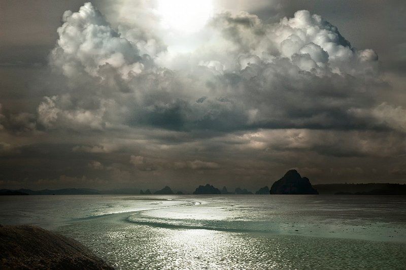 In the world of clouds and seas фото превью
