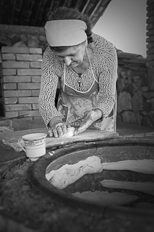 Женщина печет хлеб в тоне. фото превью