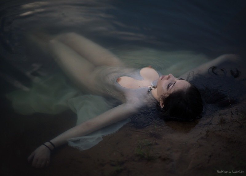 девушка, вода, озеро, лето Погружение в себя фото превью