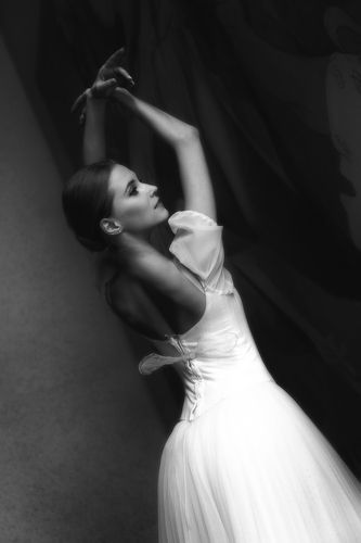 Раны лечит левой рукой, а правой...