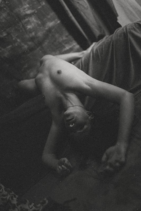 naked nude sensual erotic sexy fineart grain retro vintage room pretty girl female femme body firm people portait Dead... фото превью