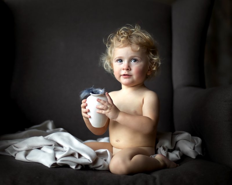 ребенок. портрет. малыш. Малыш и пёрышко. фото превью