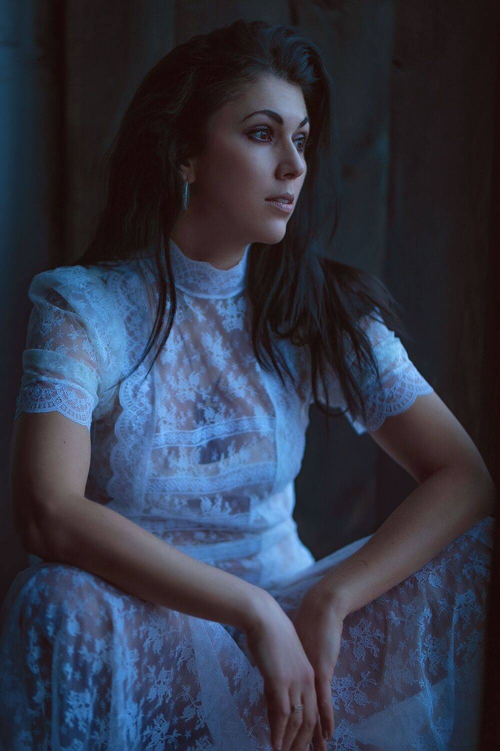 женщина окно сумерки красавица белое платье брюнетка гипюр, Марина Еленчук